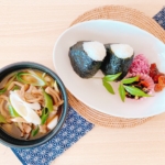 山形の芋煮とおにぎり2個（鮭・昆布）