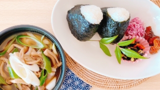 山形の芋煮とおにぎり2個（鮭・昆布）