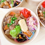 118国産牛すじ煮込み丼