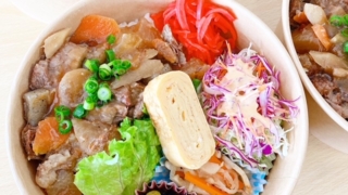 118国産牛すじ煮込み丼